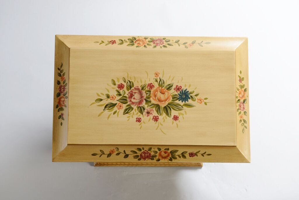 Colonial Life Chest