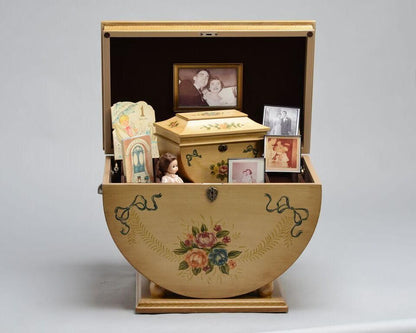 Colonial Life Chest