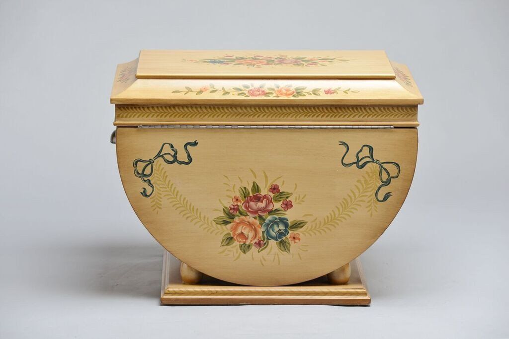Colonial Life Chest