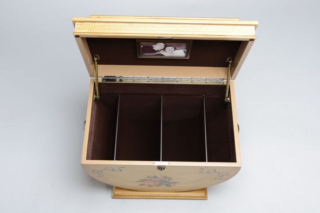 Colonial Life Chest