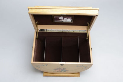 Colonial Life Chest