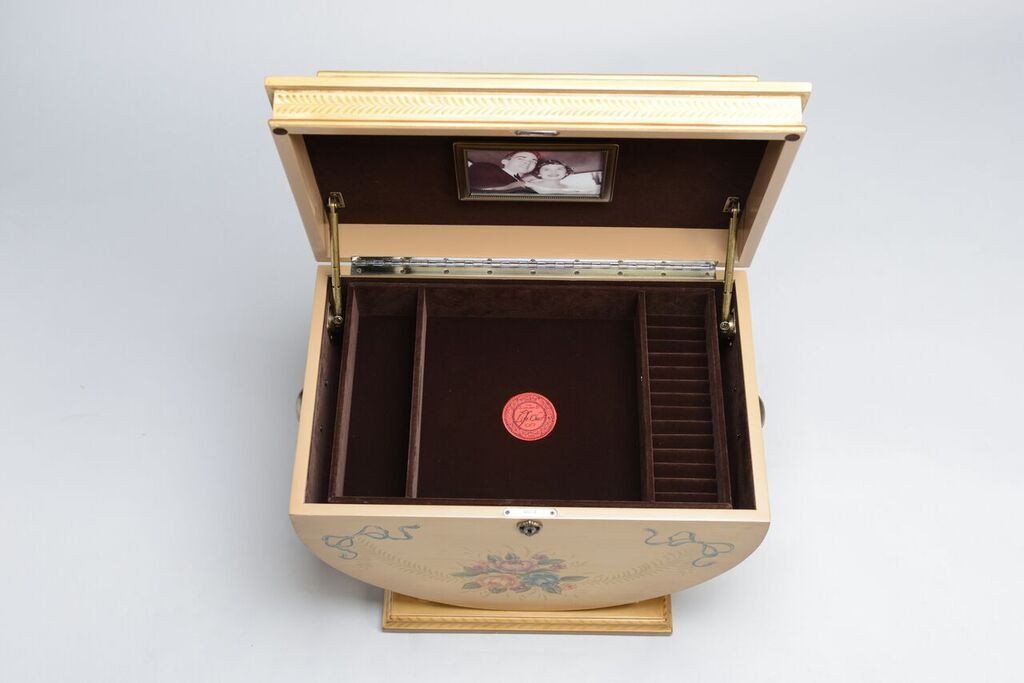 Colonial Life Chest