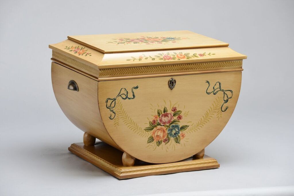 Colonial Life Chest