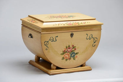 Colonial Life Chest